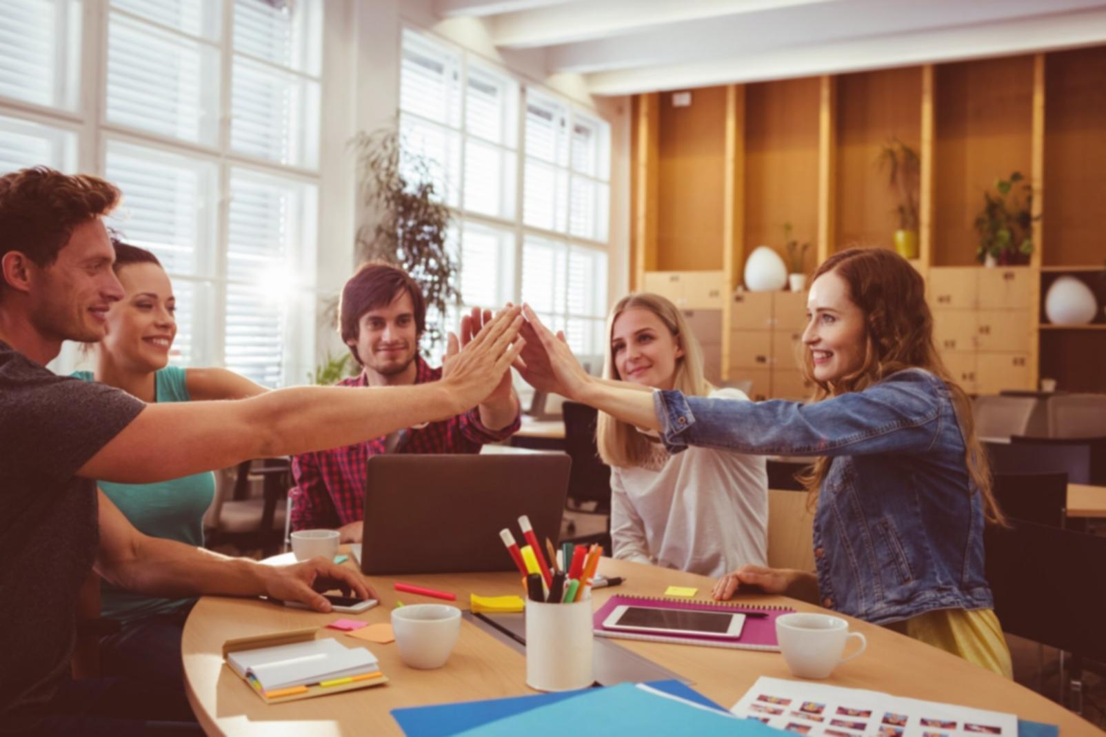 Lernende bei der praktischen Arbeit an SEO-Projekten